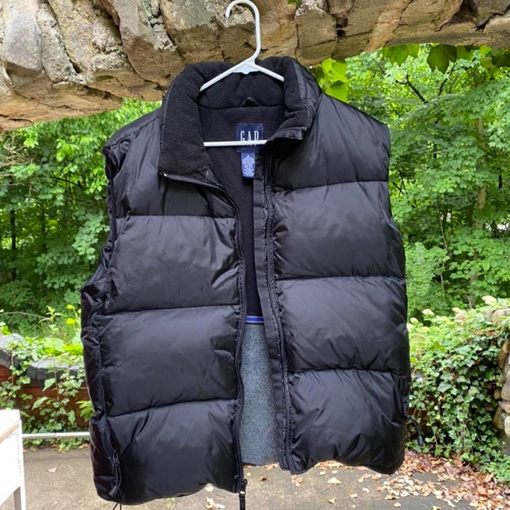GAP Men's Sleek Black Puffer Vest